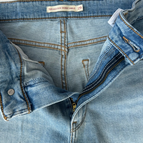 Levi’s High Rise - Picture 3 of 3